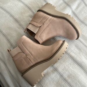 Brand new kids girls boots size 11. Never worn